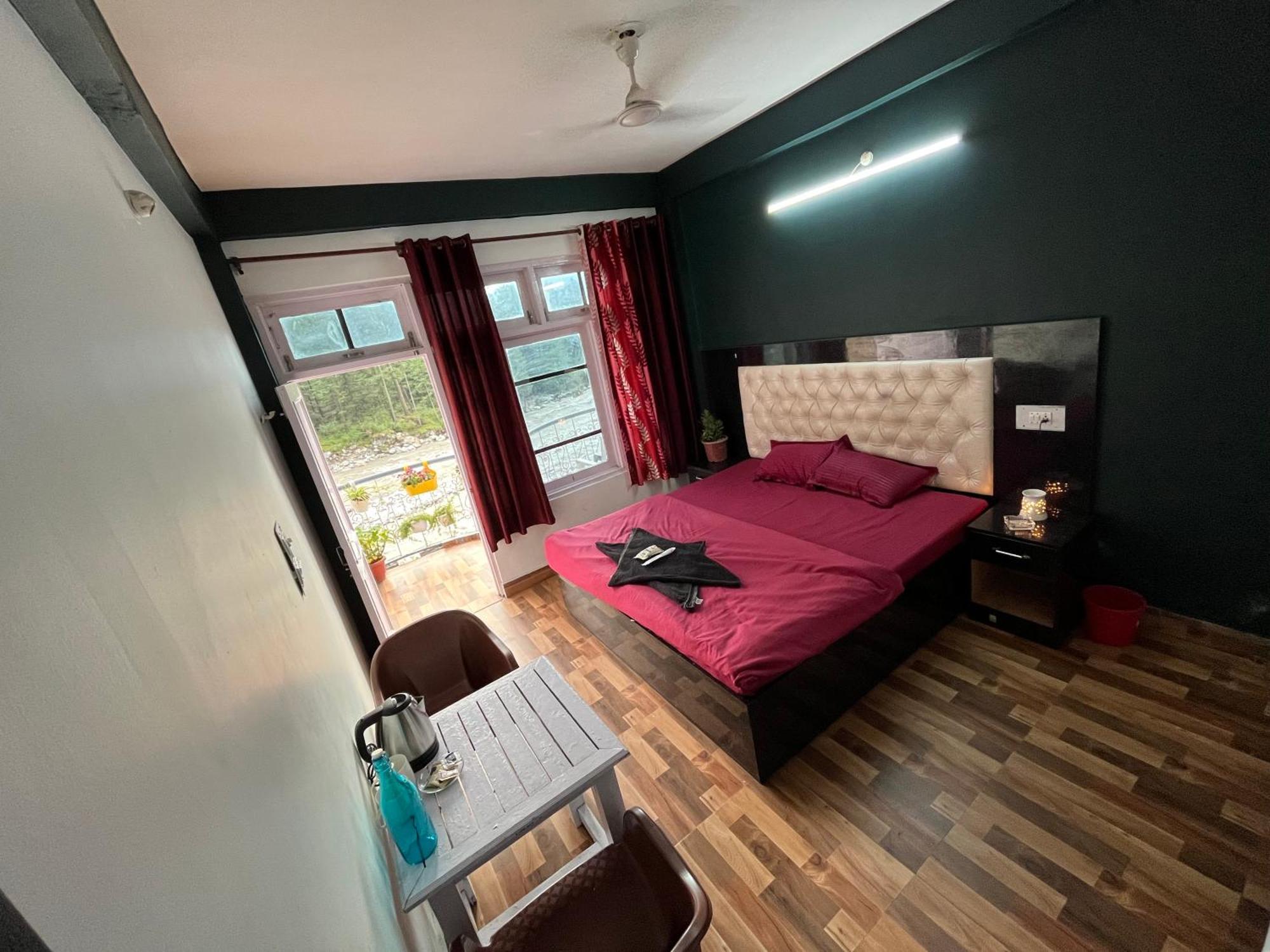 Shanti Cafe & Hostels Kasol Exteriör bild